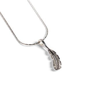 Miniature Bird Feather Necklace In Silver 18 455cm