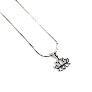 Miniature Lotus Flower Necklace In Silver 16 42cm