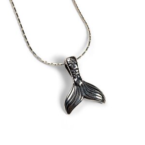 Small Mermaid Tail Whale Necklace In Silver 16 42cm