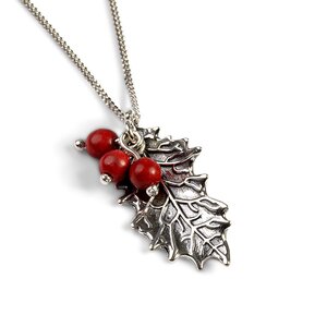 Small Holly Leaf With Berries Necklace In Silver 20 50cm