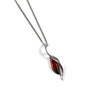 Elegant Leaf Shaped Necklace In Silver And Amber 20 51cm