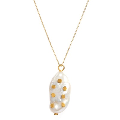 Venus Gold Chain Necklace With Pearl and Barnacle Pendant