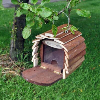 Kingfisher Wooden Hanging Squirrel Feeder House Hotel