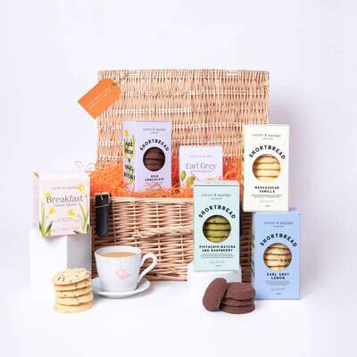 Shortbread And Tea Christmas Hamper - One Gift Box &pipe; Hamper Gifts Delivered By Post &pipe; UK