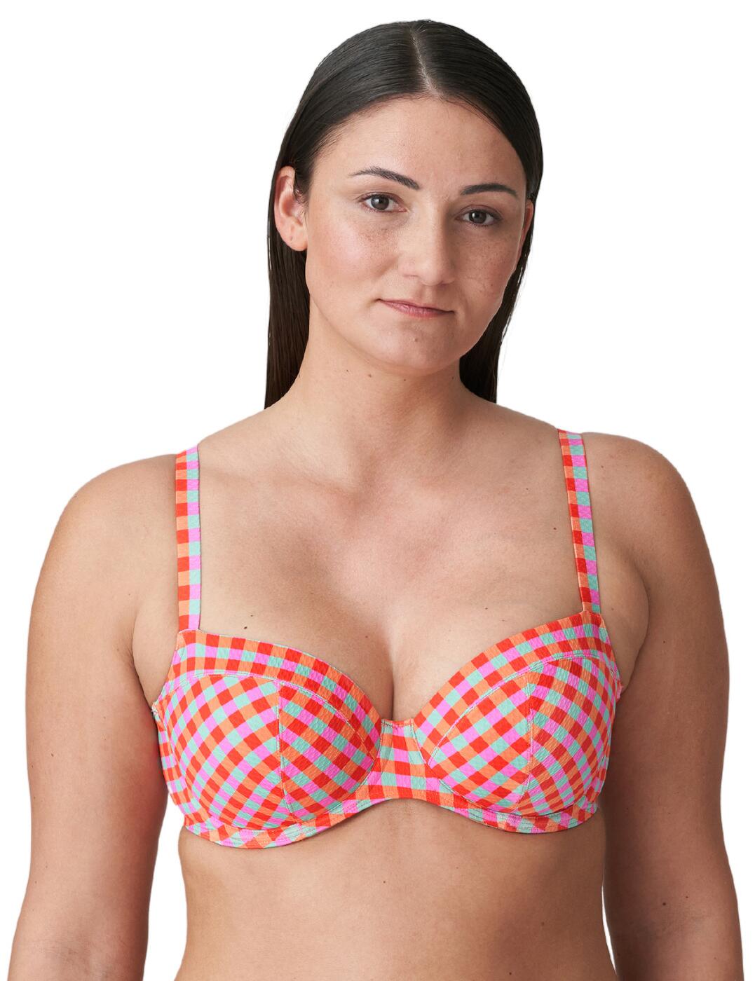Indulge in a touch of luxury with the Prima Donna Marival full cup bikini top. Styled to perfection with its sumptuous checked print and contrasting colours, this exquisite bikini top is sure to make you stand out while soaking up the sun. With non-padded foam cups for optimum support and shaped underwire for added lift, you can be sure of stylish comfort and maximum coverage throughout your beach days. The adjustable shoulder straps can be easily converted into a halter neckline, so you can customise your style depending on your mood or occasion. For the perfect finish, this bikini top fastens at the back with a secure clip closure. Complete your look with the matching bottom from the Prima Donna swimwear collection and head off in ultimate style!
