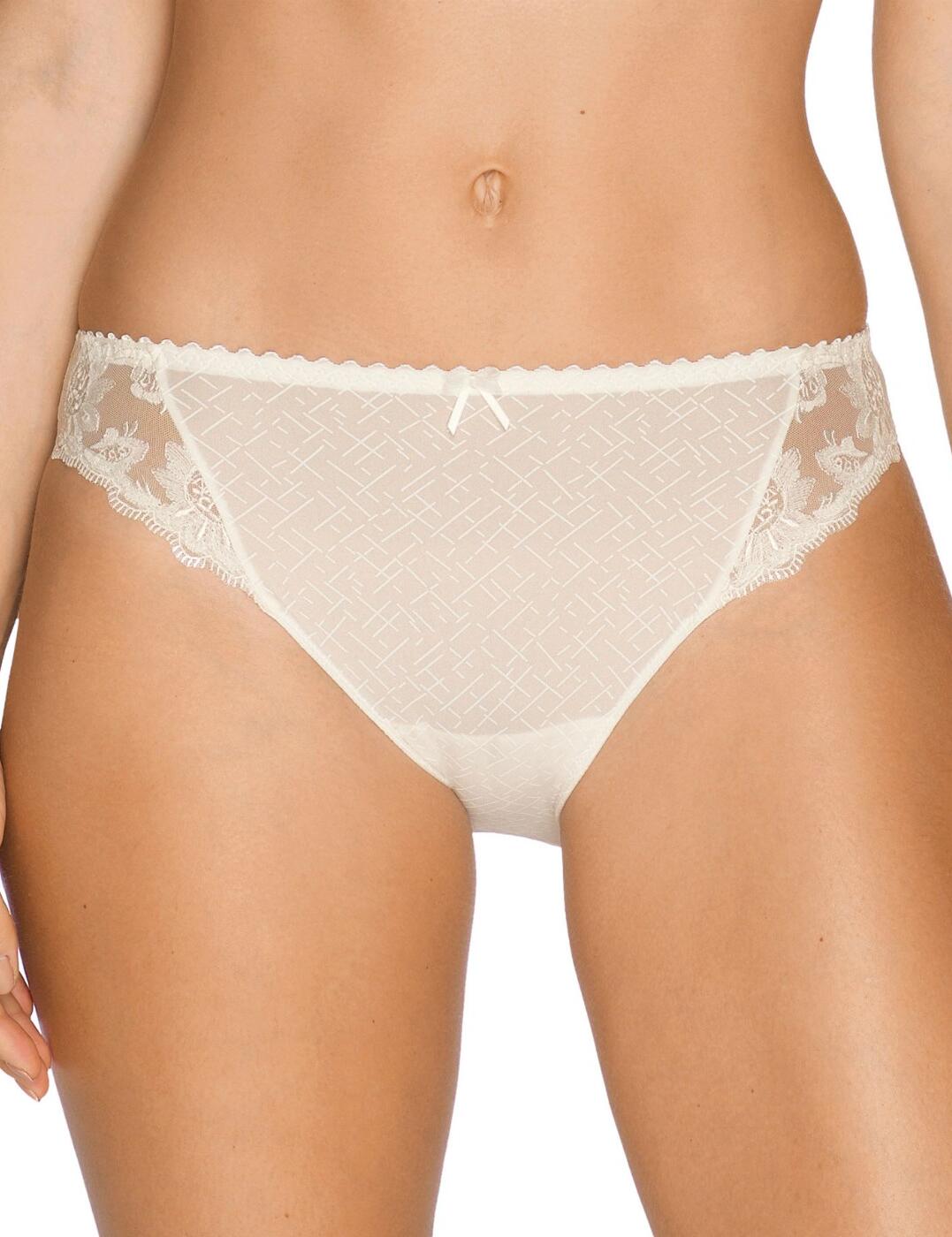 The gorgeous Prima Donna Allegra/Roraima Rio brief will bring elegance to your lingerie collection! The brief offers moderate rear coverage for a comfortable fit and feel. Match with other items from the Allegra/Roraima range to complete a fabulous look.  Luxurious, feminine and classic design Beautiful floral embroidery Comfortable and contemporary fit and feel Popular rio brief style Excellent rear coverage Composition: 8% CO &pipe; 24% EL &pipe; 62% PA &pipe; 6% PES  Listed in UK sizes    35607-65443 0562720 Rio brief
