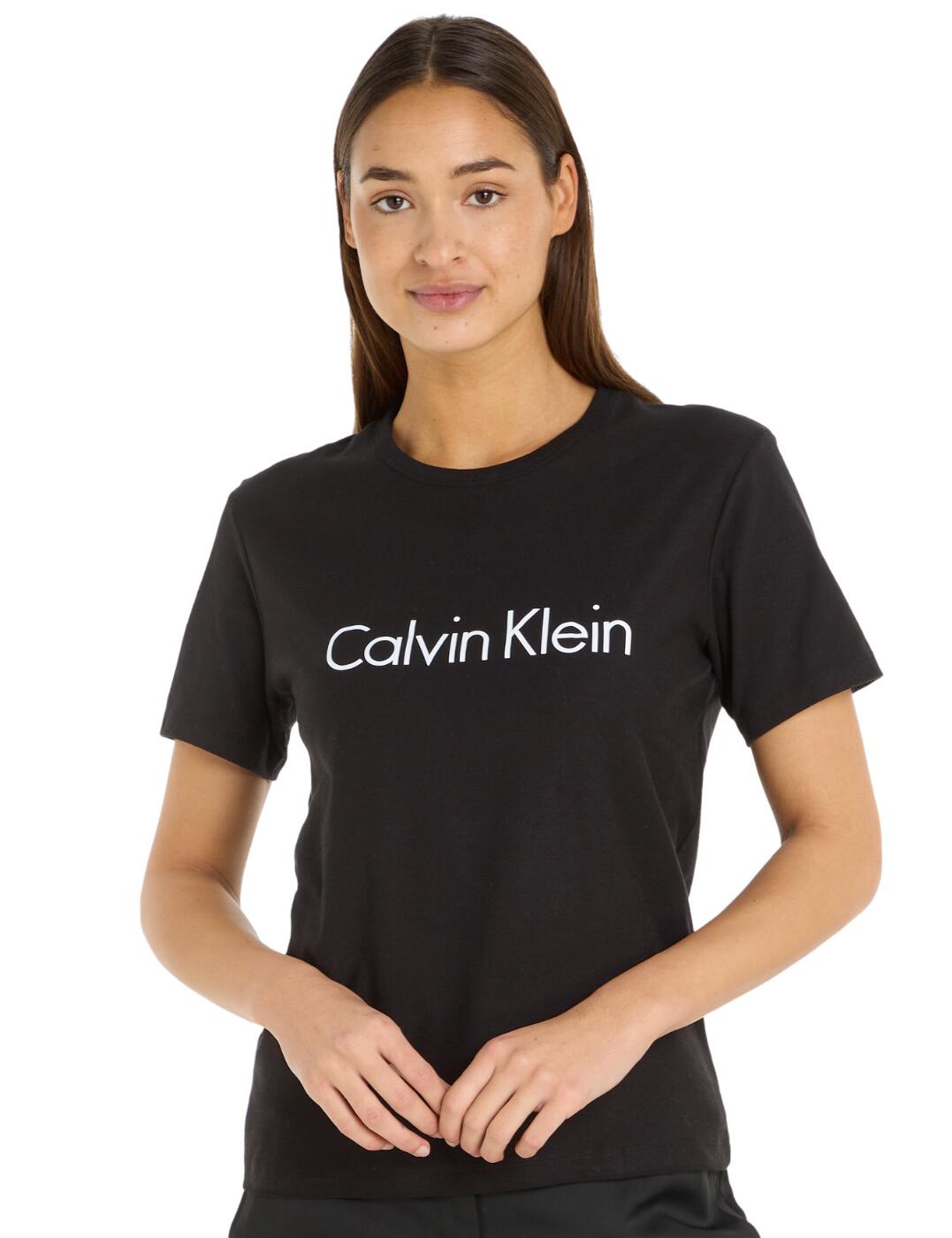 Step up your sleepwear game and experience luxurious comfort with this Calvin Klein pyjama top. Crafted from a super soft cotton jersey for ultimate comfort, this classic pyjama top features a regular fit, a crew neckline and short sleeves for easy styling options. The signature Calvin Klein tape inside the neckline adds an extra touch of luxury, while the iconic Calvin Klein logo print on the front delivers an unmistakable designer look to this subtle yet stylish piece.  Cotton jersey pyjama top Regular fit Crew neckline Short sleeves Signature Calvin Klein tape inside the neckline Calvin Klein logo print at the front Country of origin: Sri Lanka Composition: 100% Cotton Listed in UK sizes  41683-87947-1163849 000QS6105E T-Shirt