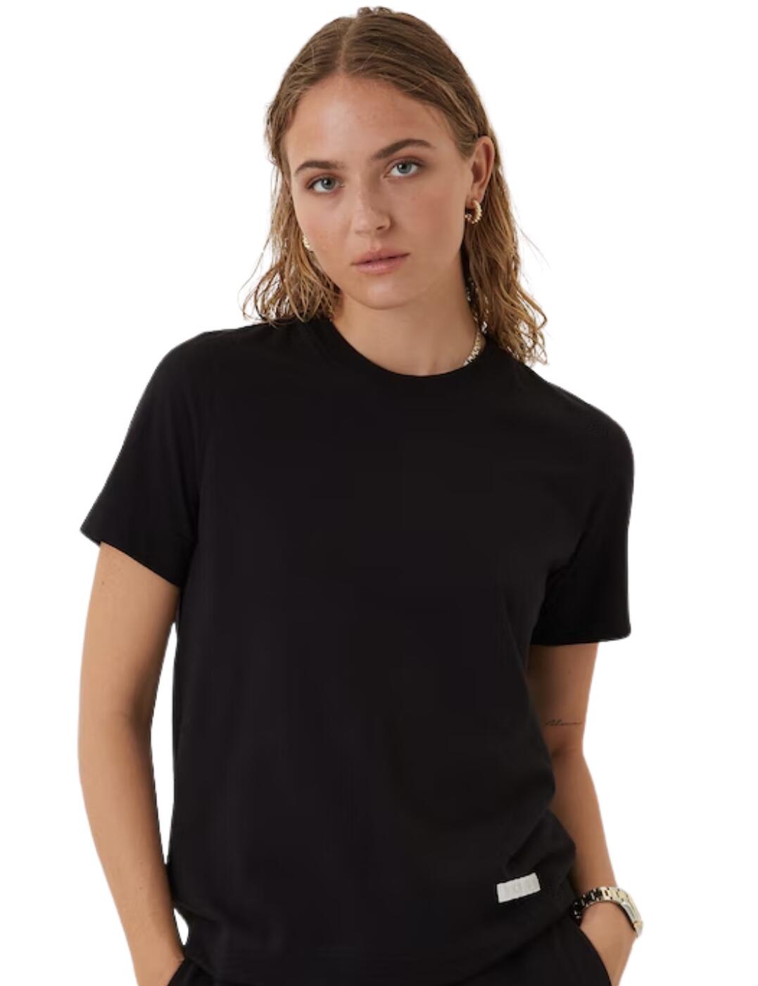 Upgrade your wardrobe essentials with Bjorn Borg's Centre range this season. Introduce this easy-to-wear T-shirt into your collection; an absolute must-have, this piece is cut to a classic crew neckline with an airy regular fit. Features short-sleeves making this piece perfect for those hot days or for layering, this piece is designed to be dressed up or down. Boasts the signature Bjorn Borg logo detailing on the back for a cute twist to this iconic classic. Crafted from 100% cotton so you can experience a soft, breathable fit with each wear.  A complete staple piece Crew-neckline Short sleeve Logo detailing on the back Country of origin: China Composition: 100% Cotton Listed in UK sizes  56130-101256-1313053 10001107 T-shirt