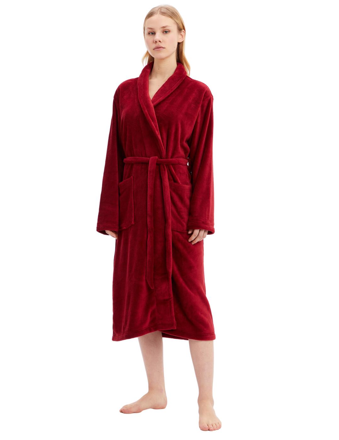 Stay cosy in this Calvin Klein fluffy robe! Made from a super soft terry fleece, this robe is perfect for those colder days. Wrap up and stay secure with the belt fastening at the waist and carry your phone or your favourite snacks in the large patch pockets. The long sleeves and length keep your whole body covered whether walking around or curled up on the sofa.  Long sleeves Long length Soft fleece Belt at the waist Pockets Shawl neckline Country of origin: Sri Lanka Composition: 100% Polyester Listed in UK sizes  57225-101150 000QS6769E Robe