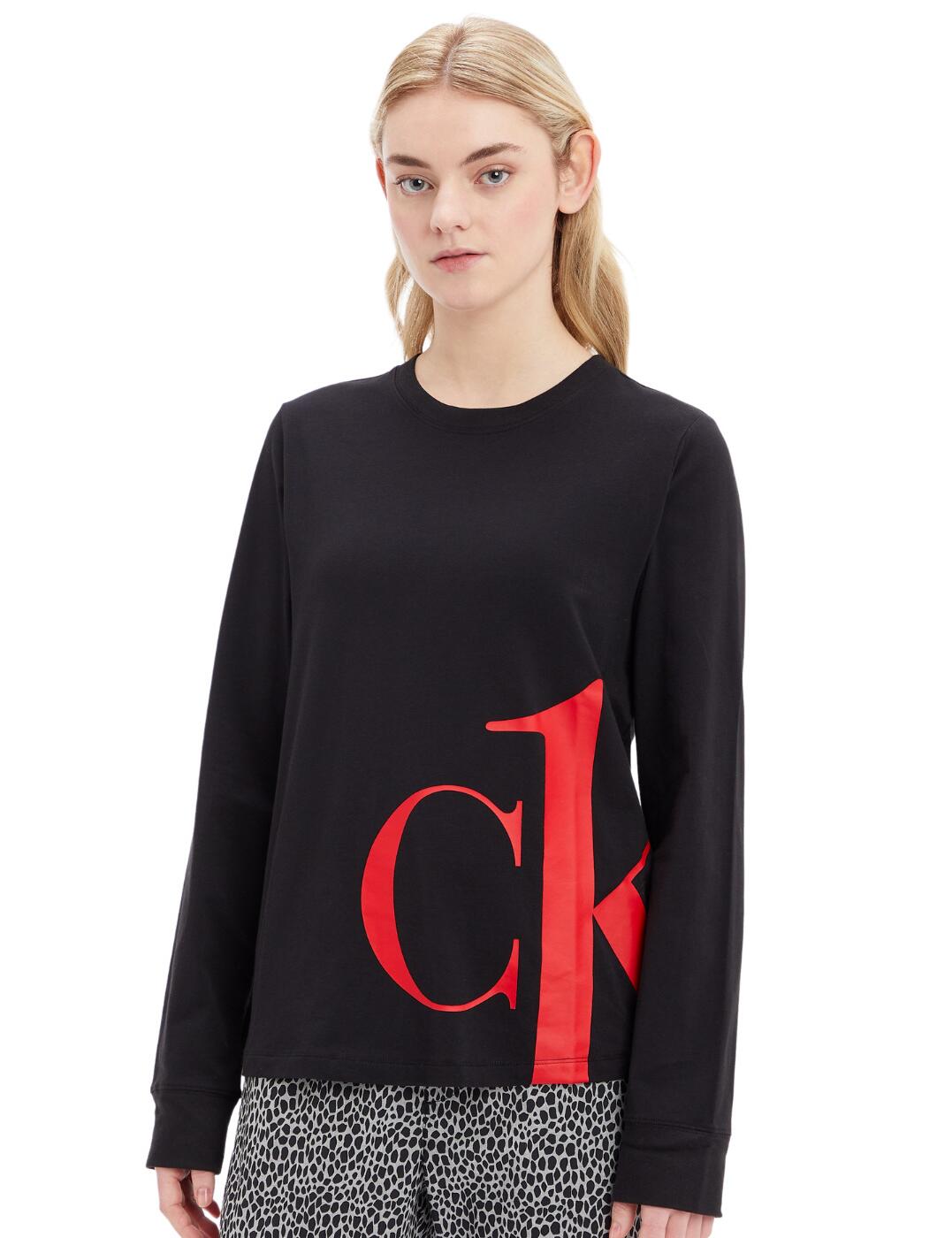 Calvin Klein's CK One Sleep range is essential for maximum comfort. This pyjama top is a classic crew neck with long sleeves, accentuated by the large logo print on the front. Sturdy rib-knit cuffs allow the sleeves to be rolled up or sit snug when they are down. The super soft cotton stretch jersey feels like a dream and will ensure that you stay cosy whether lounging or sleeping.  Crew neckline Long sleeves Rib-knit cuffs Cotton stretch jersey Calvin Klein logo design Country of origin: Sri Lanka Composition: 96% Cotton &pipe; 4% Elastane Listed in UK sizes  57268-101199-1313205 000QS6573E Pyjama Top