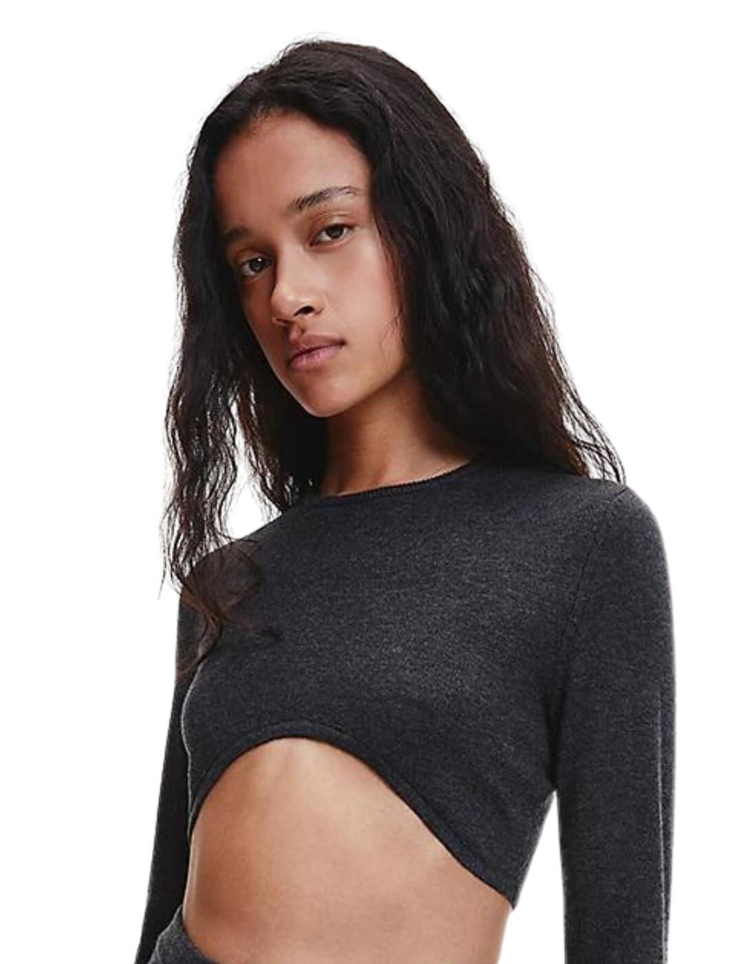 Get cosy this season with Calvin Klein's Sweater Lounge collection. This pyjama top comes with a chic curved hem that boasts rib-knit trims that add an elevated look to this piece. features long sleeves and a classic crew-neck design for a comfortable modern fit. This pyjama top is crafted with a wool, stretch blend that ensures a comfortable fit day through night. This long sleeve top boasts the signature Calvin Klein logo on the back of the neck for a designer edge.  Wool, stretch blend Cropped design Curved hem Long sleeves Calvin Klein logo detailing Country of origin: Jordan Composition: 50% Wool &pipe; 30% Nylon &pipe; 20% Acrylic Listed in UK sizes  57447-101452-1315941 000QS6837E Pyjama Top
