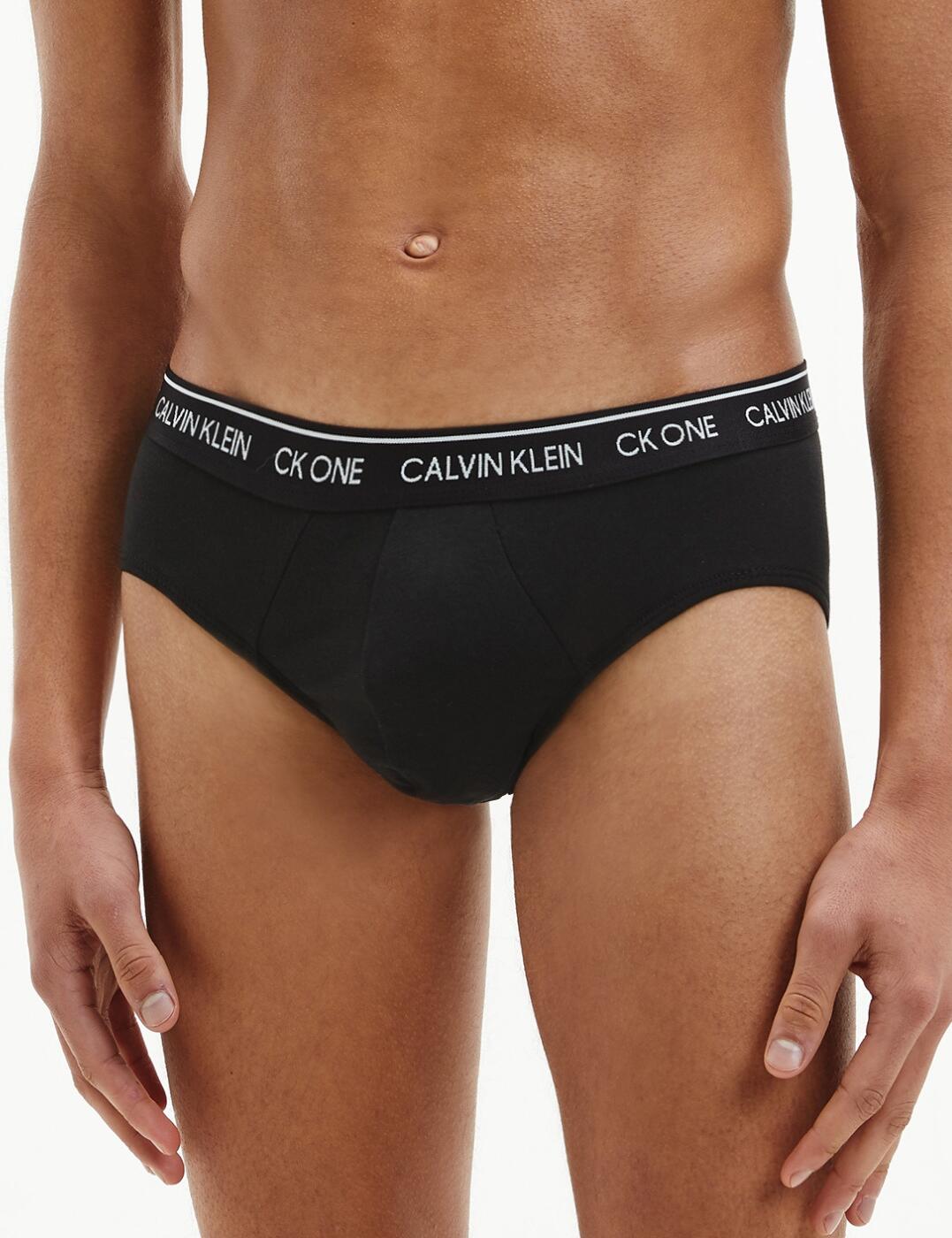 A timeless piece made for comfort. CK One is defined by the iconic Calvin Klein waistband on super soft classic cuts making hip brief a must-have. With the cut being slightly higher up this delivers better airflow higher up the leg. These Calvin Klein designer briefs look super classic and clean with a subtle label on the back reading CK.  Stylish brief CK One range Comfortable everyday wear Low-rise waist Calvin Klein label on the rear Country of origin: India Composition: 95% Cotton &pipe; 5% Elastane  Listed in UK sizes  57149-101029 000NB2213A Men's Hip Brief
