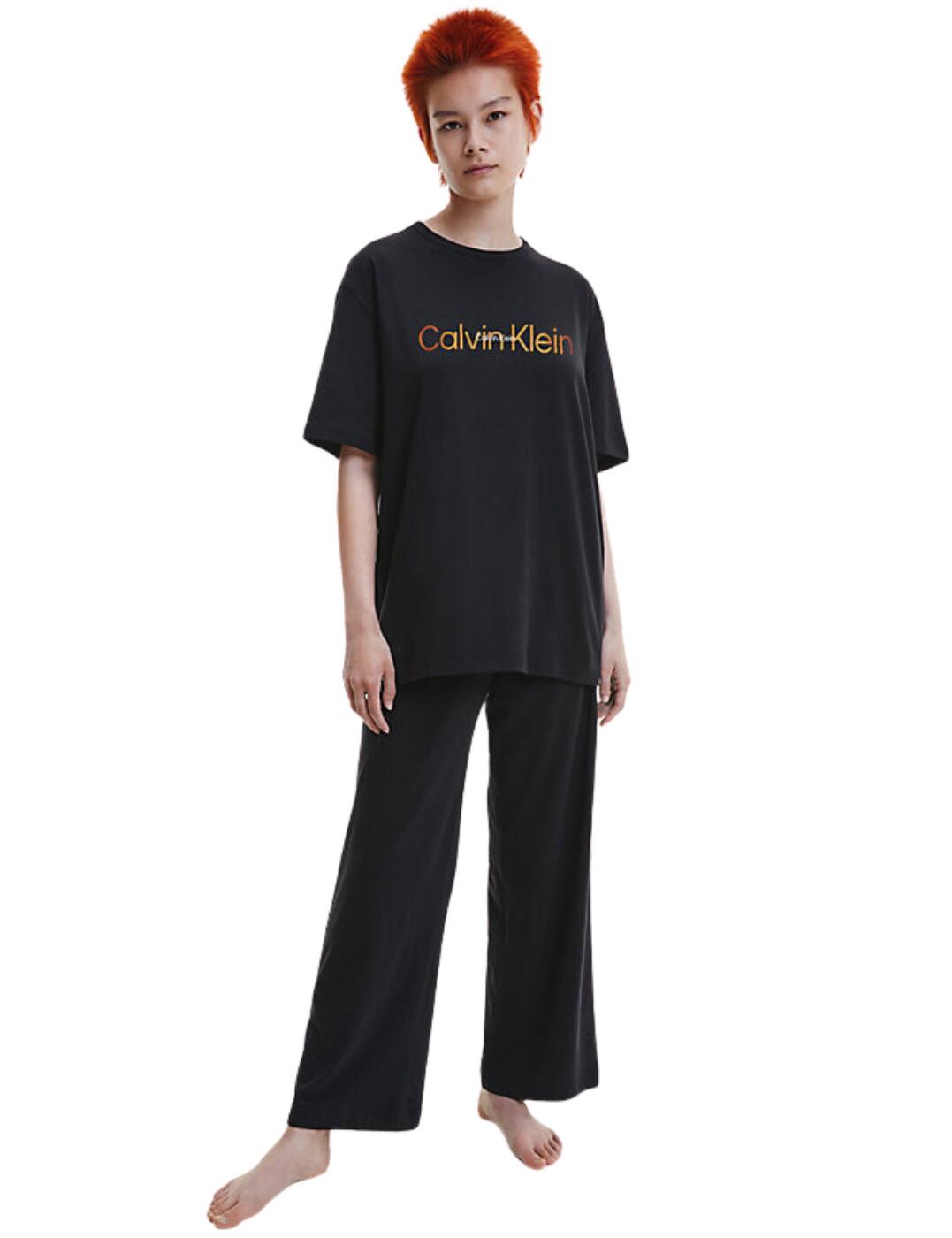Treat yourself with Calvin Klein's Embossed Icon Holiday pyjama set. This set is made from a super soft cotton stretch jersey for relaxing in comfort. The classic design with the crew neckline is brought to life with the embossed Calvin Klein logo on the front. The pants are not cuffed so you can feel free when moving around and even have side seam pockets for anything you might need.  Crew neckline Short sleeves Cotton stretch jersey Straight leg Pockets Non-cuffed Country of origin: Sri Lanka Composition: 58% Cotton &pipe; 39% Recycled Polyester &pipe; 3% Elastane Listed in UK sizes  57224-101149-1313245 000QS6916E Pyjama Set