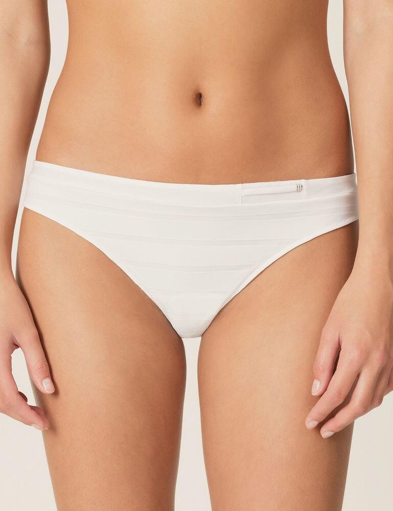 These striped rio briefs are from the Reny range by Marie Jo. A subtle accent on the waist helps make this brief both feminine and elegant. Designed with a striped front and a plain back. Offering good rear coverage. Pair with matching coordinates from the Reny range to complete this look.  Feminine and elegant Striped front Plain back Good rear coverage Matching coordinates available Composition: 68% Polyamide &pipe; 24% Elastane &pipe; 6% Cotton &pipe; 2% Polyester  Listed in UK Sizes      42855-78311-1042209 0521770  Rio Brief
