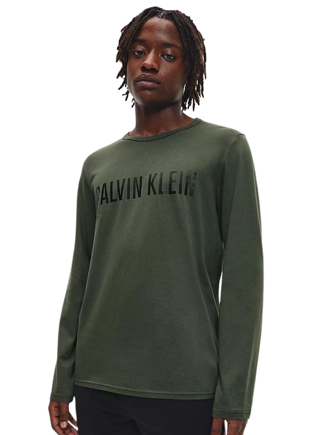 Calvin Klein's Intense Power long-sleeved crew neck top is comfortable and versatile, perfect for busy days or lounging around. Made from pure cotton, this top is super soft for a heavenly feel that you won't want to take off. The Calvin Klein branded print on the front is classic and on-trend, while the regular fit ensures it is not too tight or loose. The sleeves are not cuffed for a freeing feel while wearing this top.  Long sleeves Crew neckline Calvin Klein print on the front Pure cotton Regular fit Country of origin: Sri Lanka Composition: 100% Cotton Listed in UK sizes  57663-101729 000NM1958E Men's Long Sleeved Crew Neck