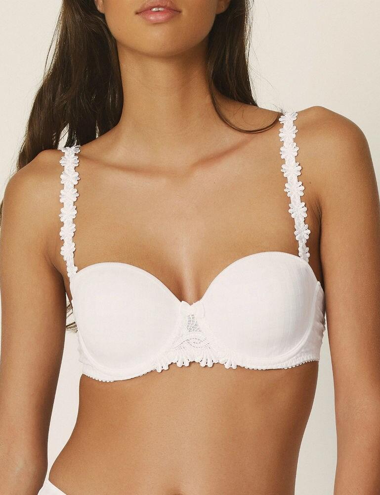 Look and feel your best in the gorgeous new Avero strapless bra from Marie Jo. This range is adorned in stunning daisy accents, with comfortable and soft materials for a fabulous fit and feel. Featuring smooth, seamless cups combined with padding and underwiring for excellent boost, support and comfort. The embroidered straps can be worn around the neck, or you can choose to remove them altogether. The fully adjustable straps allow for an individual fit, and the strapless bra pairs up gracefully with matching items from the elegant Avero range!  Feminine and elegant style Popular strapless design Pretty daisy lace straps Complimented with elegant embroidery The straps are adjustable and convertible Underwired and padded Matching coordinates available Composition: 51% Polyamide &pipe; 38% Polyester &pipe; 11% Elastane &pipe; Listed in UK sizes  42935-78527-1047168 0100413  Strapless Bra