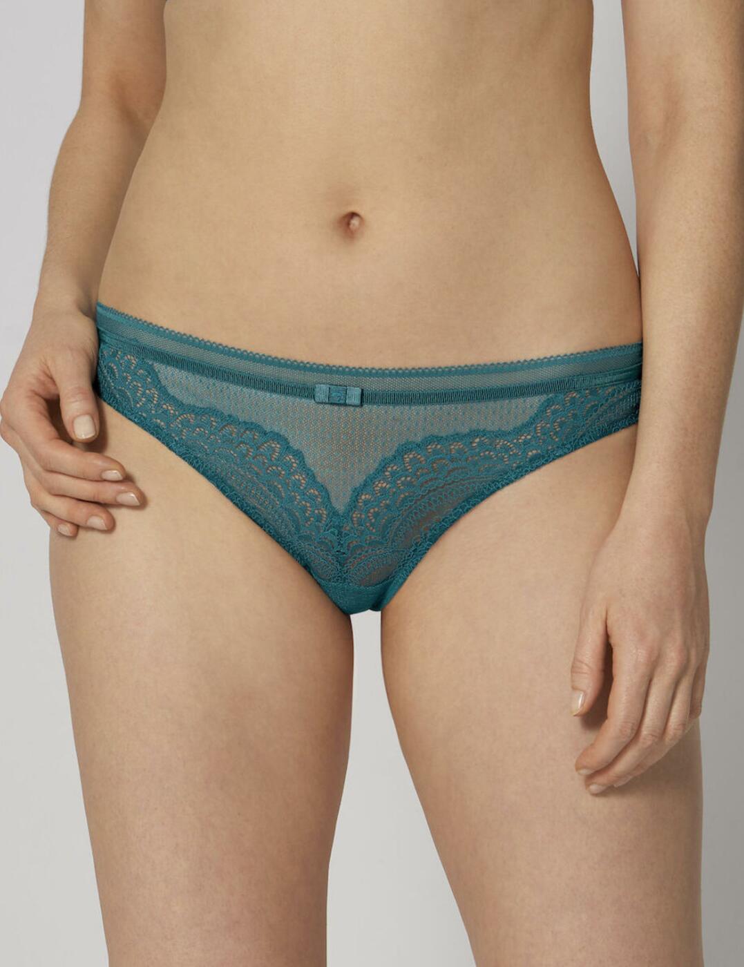   The modern Triumph Beauty-Full Darling collection is designed with ultimate comfort and fit in mind. Crafted from intricate semi-sheer lace and decorated with a gorgeous bow in the centre, this string brief is certainly not one to miss this season. Offers minimum coverage and looks eye-catching when combined with the bra from the Beauty-Full Darling range.  Sexy and feminine design Cheeky minimal rear coverage Eye-catching sheer mesh for a seductive look Stunning patterned lace Matching coordinates available Composition: 79% Polyamide &pipe; 21% Elastane Listed in UK sizes     43576-80085-1155227 10156818  String Brief