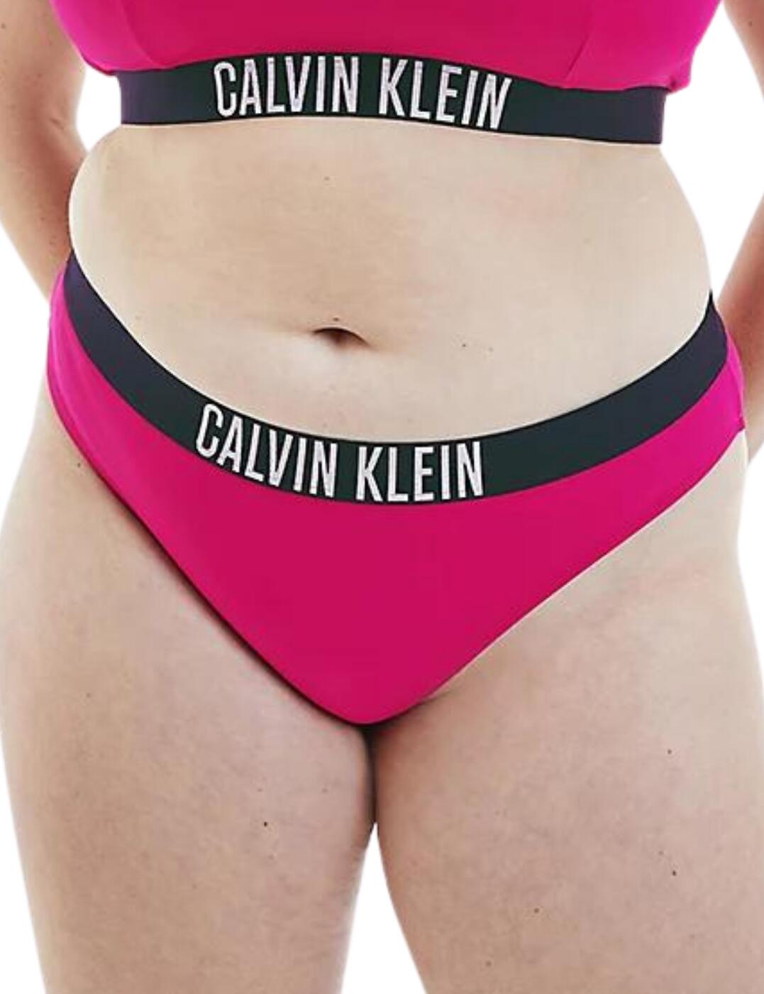 Calvin Klein blends irreverent stylings with classic cuts within the Intense Power collection. This plus size bikini brief is totally gorgeous and effortlessly sexy with the classic mid-rise waist and full rear coverage for those wanting a flirty fit with a modest finish. Fully lined, so this piece really has you covered this season. Features Calvin Klein's iconic logo waistband that will accentuate your curves and add a touch of class to this piece.  Mid-rise waist Fully lined Bold iconic Calvin Klein logo waistband Full rear coverage Country of origin: Vietnam Composition: 78% Recycled Polyamide &pipe; 22% Elastane Listed in UK sizes  54998-98068-1299476 KW0KW01856  Bikini Briefs