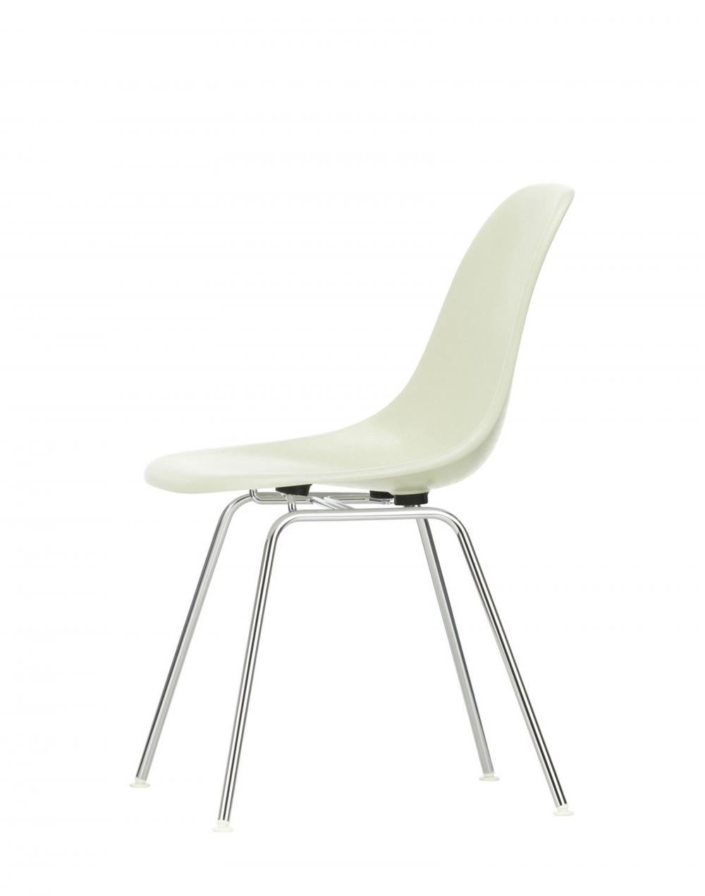 Eames Dsx Fibreglass Armchair Chrome Base Parchament White Carpet