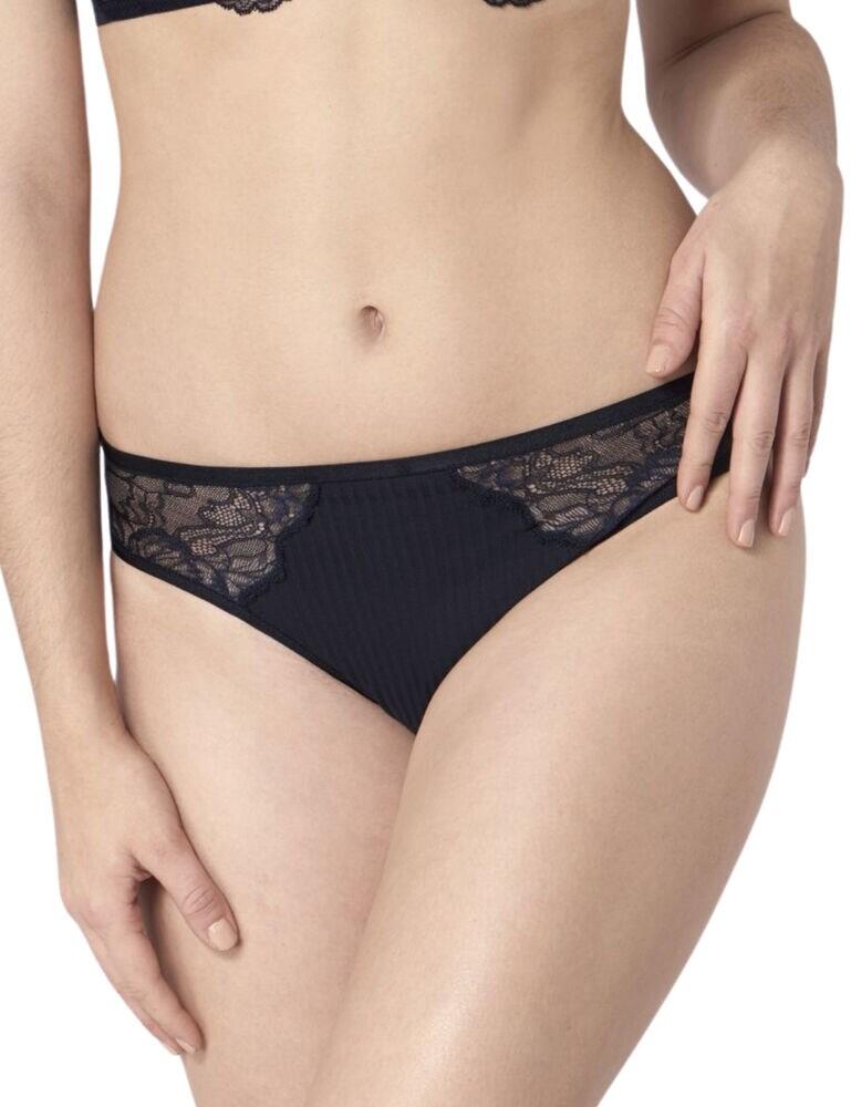 Triumph is recognisable for their comfortable shapewear and the Peony Florale collection adds a feminine style to their iconic designs. These maxi briefs have a classic high waist design in an elastic stretch fabric for a shape emphasising yet comfortable everyday wear. Moderate rear coverage with transparent lace panel creates a cheeky seductive style. Complete the look with matching items available from the Peony Florale range by Triumph.  Romantic floral tulle panel Figure enhancing design Controlling high waist shape Moderate cheeky coverage Composition: 71% Polyamide &pipe; 26% Elastane &pipe; 3% Polyester  Listed in UK sizes  51604-93115-1225040 10181758 Maxi Brief