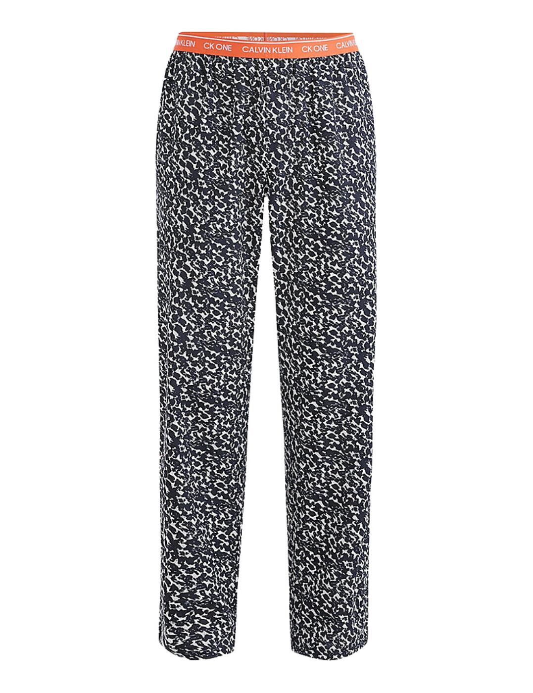 Rest easy in these sleep pants from the CK One sleep collection by Calvin Klein. Spruce up your loungewear drawer with these funky pants, made with a slim-fit design that tailors to your legs. A bold Calvin Klein waistband travels across your hips, highlighting your waist and showing off the designer brand. Made with a mid-rise waist this piece sits comfortably, these pants are the perfect loungewear bottoms to reach for time after time, ideal for lounging and sleeping.  Comfortable sleep pants Must-have loungewear bottoms Mid-rise coverage Full-length Signature Calvin Klein waistband Slim-fitting Matching loungewear available Country of origin: Sri Lanka Composition: 96% Cotton &pipe; 4% Elastane Listed in UK sizes  58195-102518-1337027 000QS6773E Long Sleeve Pant