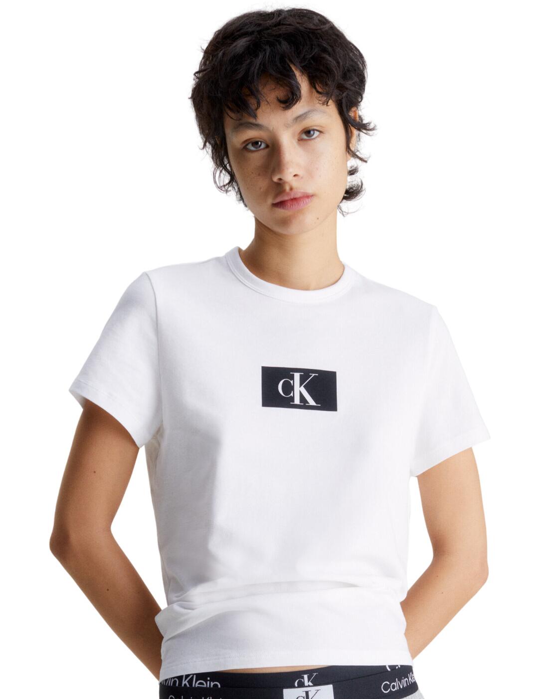 Are you looking to update your loungewear wardrobe? Look no further than the Calvin Klein CK96 crew neck t-shirt. This simple and comfortable t-shirt is a perfect piece to feel cozy and stylish as you lounge around. With short sleeves and the famous Calvin Klein monogram logo on the chest, this classic t-shirt adds a touch of elegance to your loungewear look. This t-shirt pairs perfectly with matching loungewear, so you can be sure you look like the stylish woman you are. So don’t hesitate, add this timeless piece to your wardrobe now, and experience the comfort and beauty of Calvin Klein loungewear.  Perfect crew neck t-shirt Short sleeves Simple and comfortable loungewear Calvin Klein monogram logo on the chest Matching loungewear available Country of origin: Sri Lanka Composition: 80% Cotton &pipe; 20% Recycled Cotton Listed in UK sizes  62464-107819-1429375 000QS6945E Loungewear