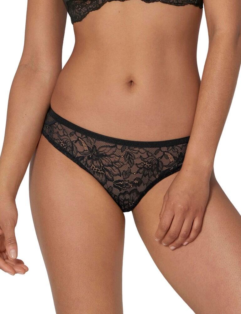 If you're looking for the perfect brief to add to your lingerie collection, then look no further than this gorgeous Brazilian brief from the Amourette Charm range by Triumph. This brief features gorgeous floral lace and scalloped edges for a very pretty look. The popular Brazilian style offers moderate to minimal rear coverage for a cheeky look. This brief is comfortable and stylish and is perfect for everyday and looks even better when paired with matching items from the Amourette Charm range.