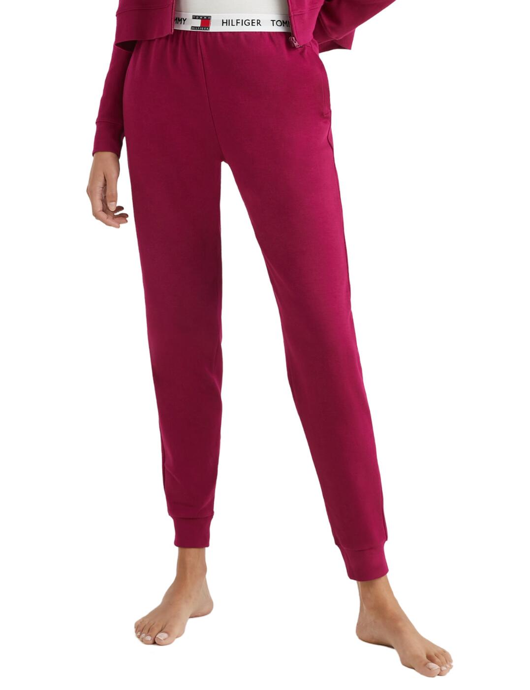 Embrace all-day comfort with Tommy Hilfiger's Tommy 85 lounge trousers this season. These comfortable lounge trousers are the perfect addition to any lazy afternoon, coming with a comfortable high-rise waist and a regular-fit leg for a relaxed cosy fit. This piece features elasticated cuffed ankles for a more shaped look to the leg for a stylish fit. The signature Tommy Hilfiger logo is bannered across the waistband to create an on-trend, chic look.  Lounge in style! Front pockets Elasticated cuffs Tommy Hilfiger logo detailing on the waistband High-rise waist Relaxed fit Full-length Country of origin: Sri Lanka Composition: 50% Organic Cotton &pipe; 47% Cotton &pipe; 3% Elastane Listed in UK sizes  58352-102700-1340141 UW0UW02274 Loungewear