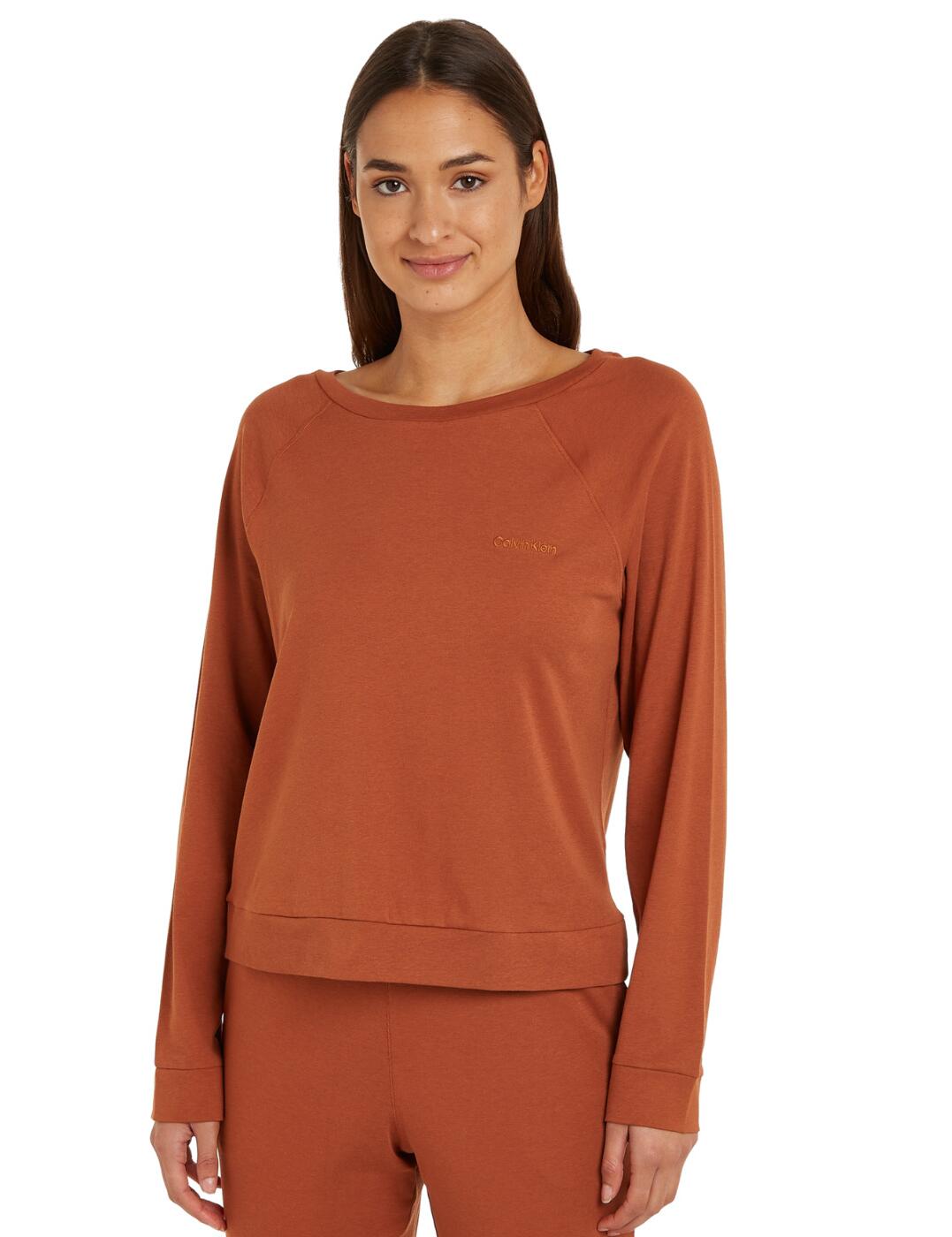 Calvin Klein's Intrinsic sweatshirt is the epitome of comfort and style. Designed with your comfort in mind, this sweatshirt is made from a luxurious cotton-modal blend that will make you never want to take it off. The soft, breathable fabric will make you feel like you're floating on a cloud, while the regular fit and crew neckline keep it effortlessly chic. The long raglan sleeves add a touch of uniqueness to this already fabulous piece, making it the perfect choice whether you're relaxing at home or running errands in style. And let's not forget the iconic Calvin Klein embroidery on the chest, a symbol of quality and sophistication for the perfect finishing touch.  Crew neck Regular length Long sleeves Matching coordinates available Country of origin: Sri Lanka Composition: 58% Cotton &pipe; 39% Modal &pipe; 3% Elastane Listed in UK sizes  62839-108262-1436842 000QS7003E Loungewear