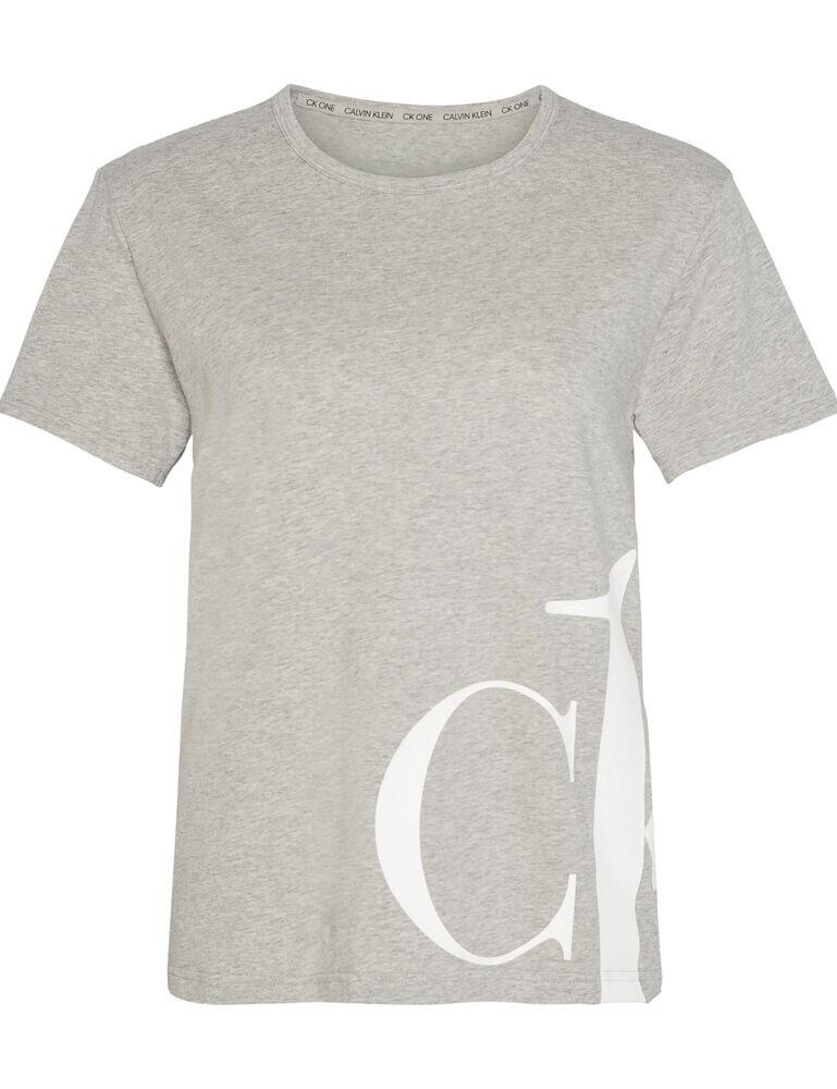Comfy t-shirts are the perfect loungewear all year round. Throw on your CK top in summer with your pj shorts or layer it up in the colder months. This Calvin Klein t-shirt is made from a soft, comfy cotton blend and has a classic crew neckline. The CK logo is printed big and bold for an unmistakable style.  Comfy CK short sleeve t-shirt Perfect as outerwear or loungewear Crew neckline Composition - 95% Cotton &pipe; 5% Elastane Listed in UK sizes  46465-85229 000QS6487E T-Shirt