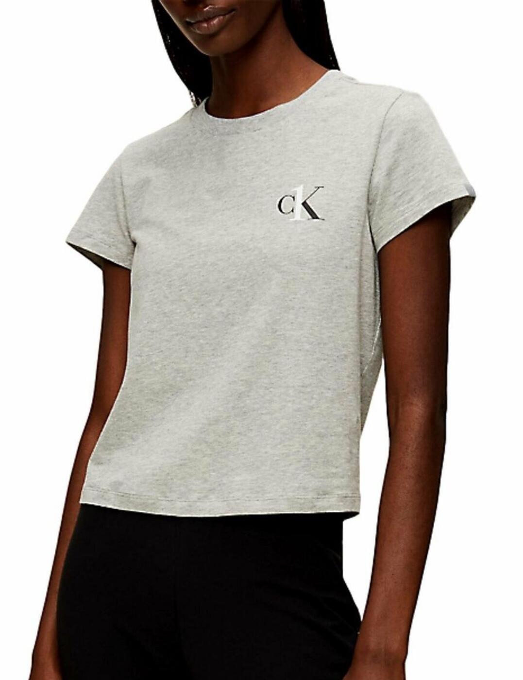 This classic branded t-shirt is perfect to style with a pair of jeans or on a more lazy day with a pair of comfy bottoms. The simplistic design of the the logo over the left hand side but nothing else makes it easy to style with any outfit.  Calvin Klein branding Short sleeves Super soft fabrics Crew neckline Composition - 96% cotton &pipe; 4% elastane Listed in UK sizes  46473-85277 000QS6495E T Shirt