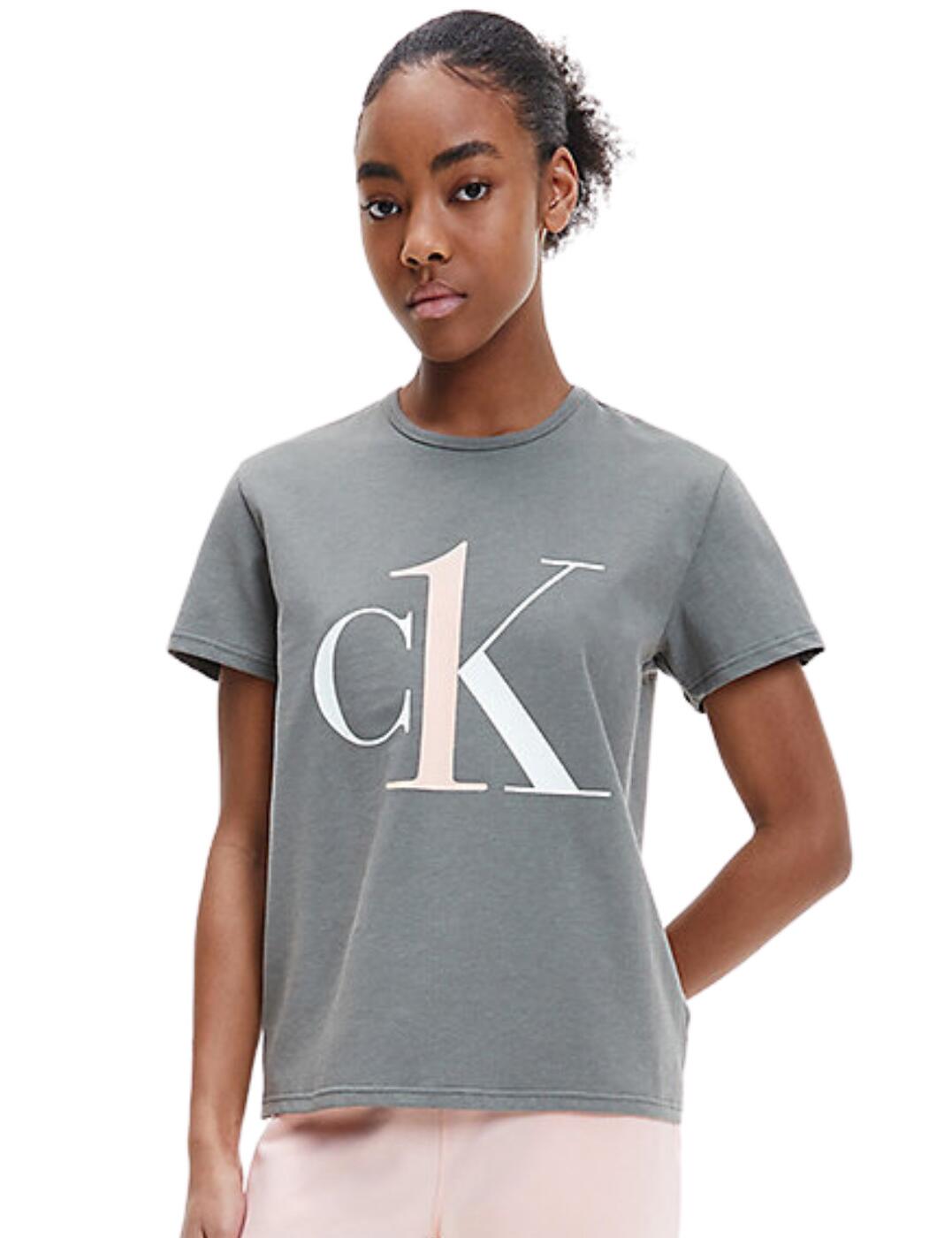 This branded top is the perfect addition to your loungewear collection. The classic Calvin Klein logo, brands the centre of the crew neck top. With super-soft fabrics, this short sleeve top is extremely comfortable, perfect for those lazy Sundays.  Calvin Klein branding Soft materials Matching coordinates Short sleeve Crew neckline Composition: 95% cotton &pipe; 5% elastane Listed in UK sizes  56473-100239 000QS6436E  Pyjama Top