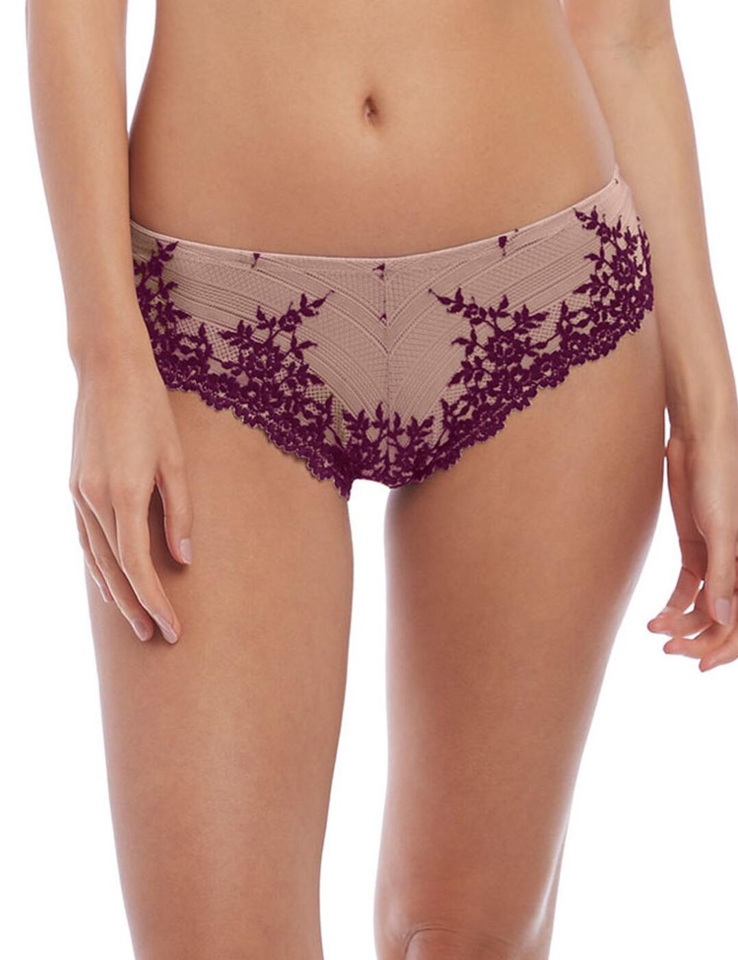 The Embrace collection at Wacoal lets you do exactly that: embrace every day with these lace briefs. Soft and delicate in style, they feature a flowery lace with enchanting scalloped edges and a modest coverage of the rear. Being made from luxurious stretch lace makes for ideal everyday wear that you will feel comfortable in. A true must-have for every lingerie drawer!
