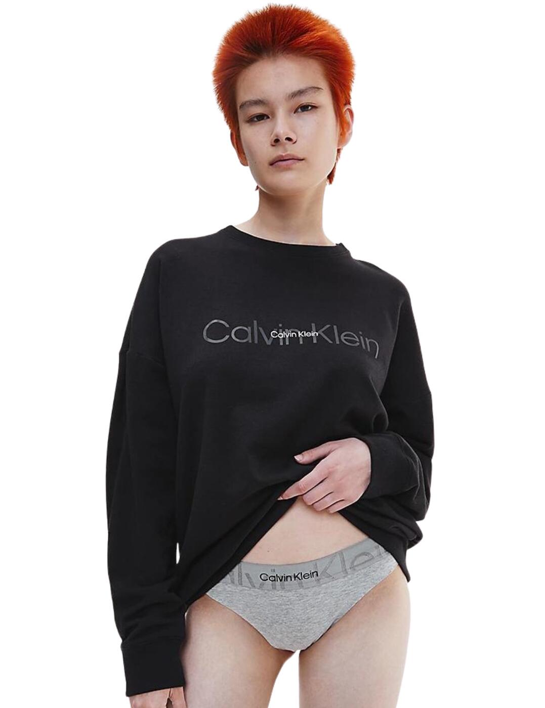 Lounge in style with the utmost comfort with this long-sleeved sweatshirt from Clavin Klein. This jumper from the Embossed Icon Lounge range features the Calvin Klein logo embossed onto the chest with a mini logo overlay. It ensures a cosy fit with a loose fit, long sleeves, a crew neckline and cuffed detailing at the wrists and waist. The jumper has an all-over plain opaque design making it super easy to pair with any outfit.  Long sleeve sweatshirt Crew neckline All-over plain opaque design with Calvin Klein logo across the chest Cosy fit with loose-fit and cuffed detailing at the wrist and waist Country of origin: Sri Lanka Composition: 58% Cotton &pipe; 39% Recycled Polyester &pipe; 3% Elastane Listed in UK sizes  56905-100707-1306074 000QS6881E Sweatshirt