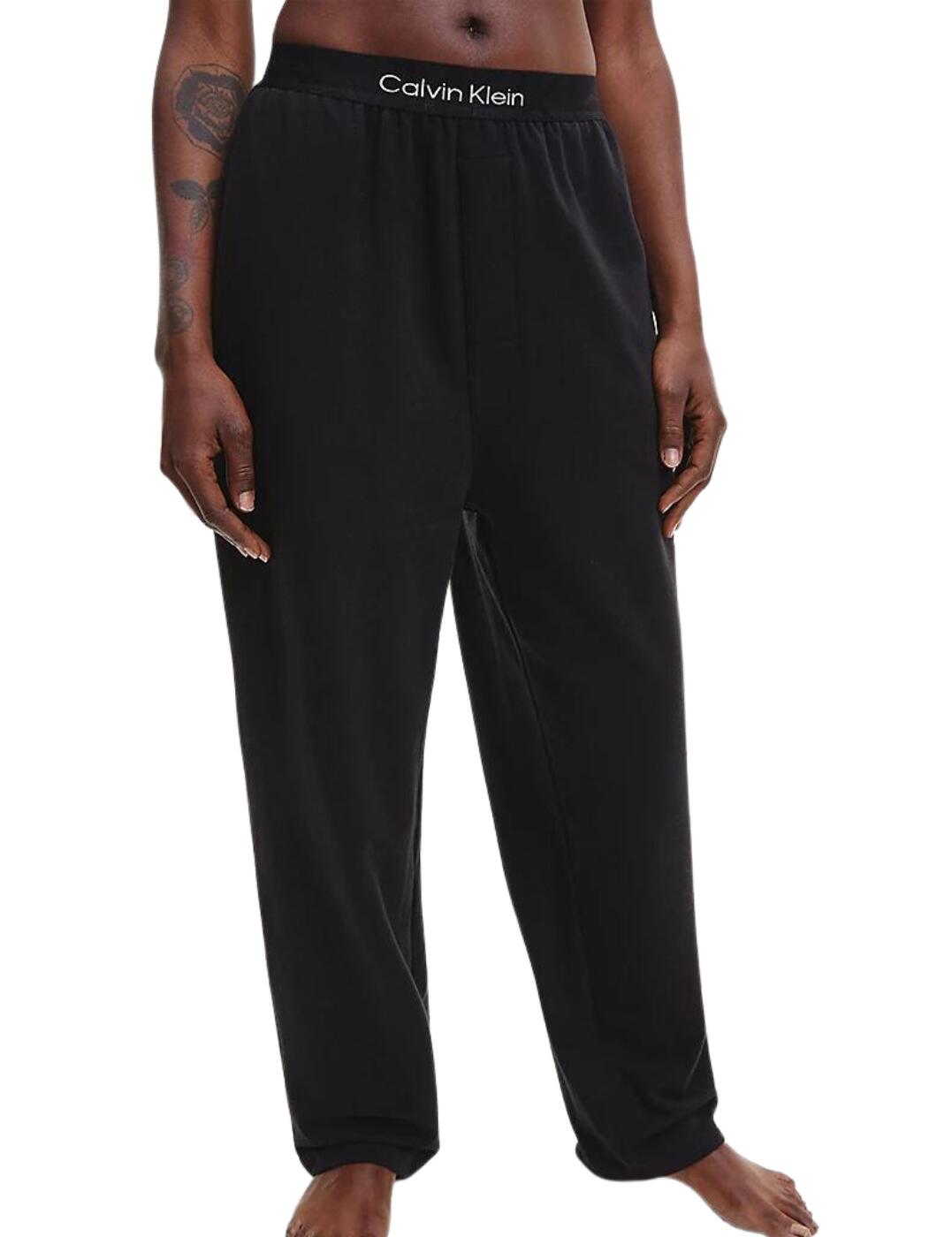 Chill in ultimate comfort with these sleep pants from Calvin Klein. These pants are from the Embossed Icon Cotton range, which brings much-loved pieces with a new embossed logo which on these pants sits on the elastic waistband. It is the perfect piece to lounge or sleep in with its loose fit and straight leg design whilst having handy pockets on each side. The pants have a classic look with a plain opaque style.  Pyjama pants Loose-fit with a straight leg Elastic waistband with new embossed logo Handy pockets on each side Plain opaque classic design Country of origin: Sri Lanka Composition: 58% Cotton &pipe; 39% Recycled Polyester &pipe; 3% Elastane Listed in UK sizes  56943-100754-1306069 000QS6922E Joggers