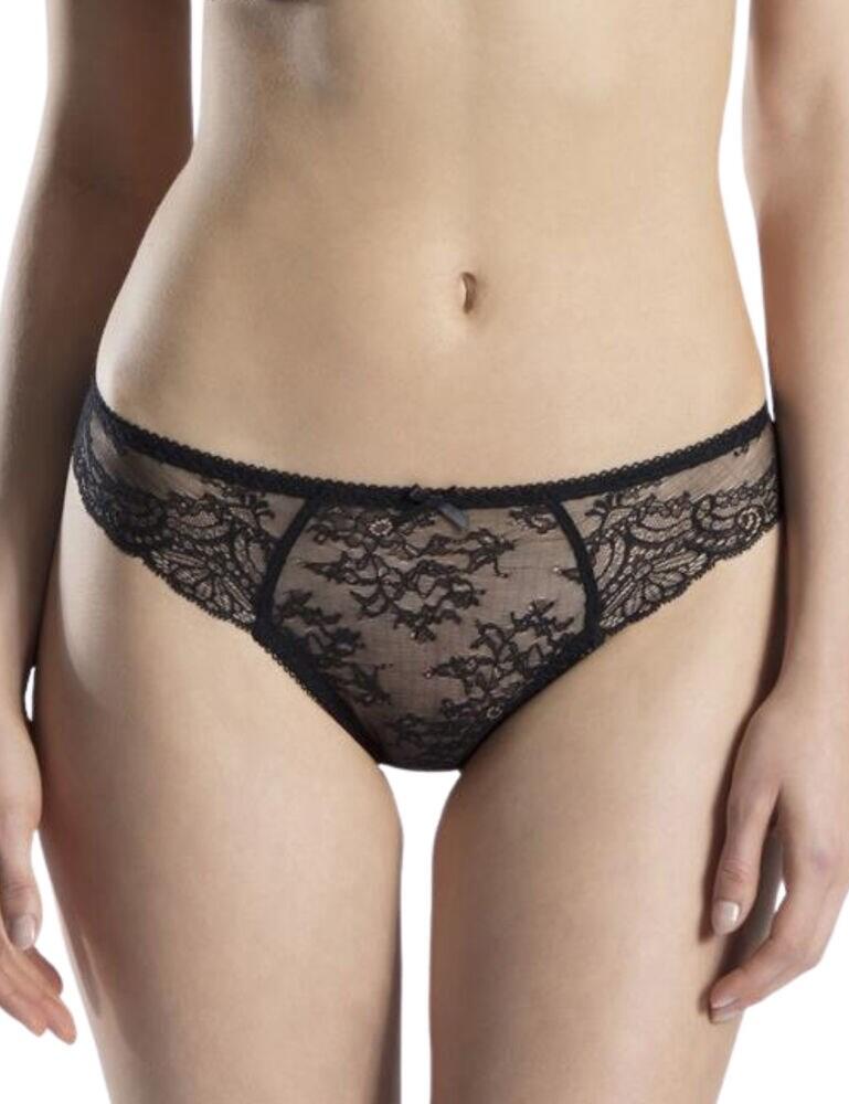 If you're looking for that perfect brief that will ooze elegance and femininity, then look no further than this gorgeous brazilian brief from the Danse Des Sens range by Aubade. This brief features gorgeous embroidered lace on the front, complimented by a dainty bow. This brief features a clean-cut mesh rear which offers moderate rear coverage. Pair with matching items from the Danse Des Sens range for a stunning look.