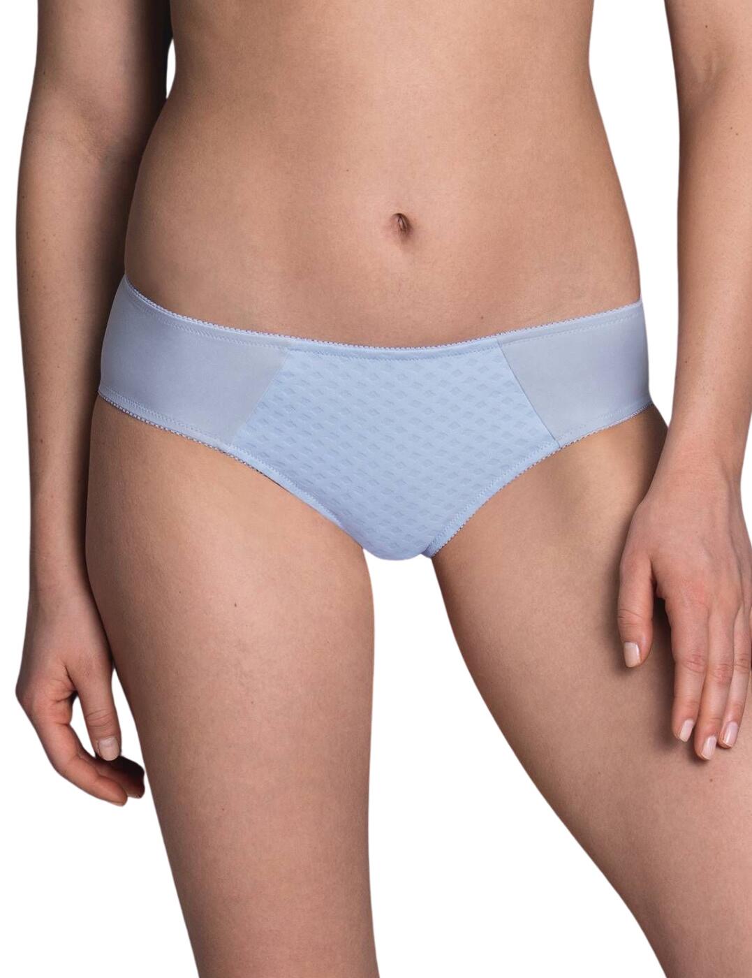 Feel amazing in these high waist briefs from the Lisa Range by Anita Care. These briefs are adorned in a jacquard pattern on the front panel of the brief, which adds a very chic touch. These briefs feature flat bands around the waist and hips, which stop them from digging in. These briefs are also perfect for everyday as they are made from a breathable fabric. This design offers good rear coverage.