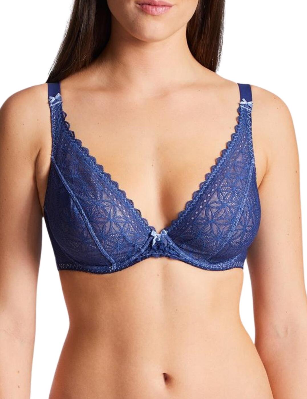 Aubade presents beautiful oriental latticework as its centrepiece in the gorgeous L'Odalisque collection. Floral lace seductively weaves across the feminine curves. The comfort plunge triangle bra provides excellent support for fuller busts with its underwired cups. Reinforced rear wings provide a feeling of absolute comfort. Finally, a graphic lace trim adorns the neckline for added wow-factor. The shoulder straps are fully adjustable and this elegant bra fastens with a hook and eye closure.  Chic and feminine design Oriental lacework Plunging neckline Supportive for fuller busts Underwired, non-padded cups Adjustable shoulder straps Composition: 85% Polyamide &pipe; 15% Elastane Listed in UK sizes  47560-86682-1183620 HG12-02 Comfort Triangle Plunge Bra