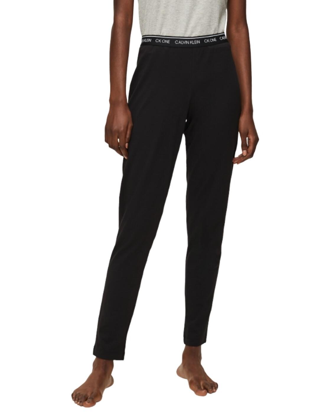 The CK One Lounge at Calvin Klein offers super comfortable clothing in a stretch cotton fabric to take your loungewear collection to the next level. These lounge pants are regular fit and have a tapered leg for a nicer silhouette and modern design. The iconic Calvin Klein waistband features here on a medium rise, which is elasticated for a secure and flexible fit to your waist.  Comfortable and modern design Regular fit with tapered leg Elasticated waistband Medium rise waist Calvin Klein branding Composition: 96% Cotton &pipe; 4% Elastane Listed in UK sizes  48383-87876-1162752 QS6434E Joggers