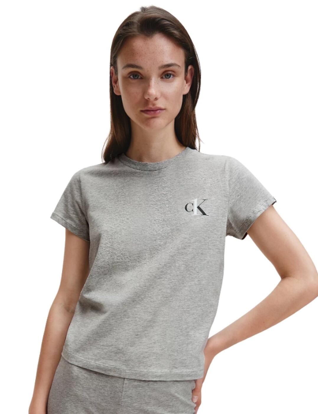 This CK One Lounge crewneck t-shirt is clean-cut yet still feminine in appearance, and makes a great addition to any loungewear collection. The classic CK logo features at the chest with the signature tape inside the neckline. It is created from a stretch cotton blend, with a crew neckline and short sleeves for an uncomplicated and all-day comfortable wear.  Comfortable everyday design Calvin Klein iconic branding Crew neckline Short sleeves Composition: 96% Cotton &pipe; 4% Elastane Listed in UK sizes  48384-87893-1162928 QS6356E Crew neck t-shirt