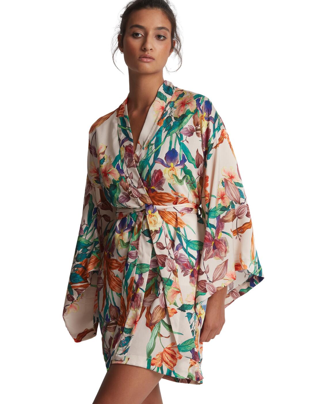 Complete your luxury night wardrobe with the satin kimono from Aubade's Sweetfolk collection. Featuring a bold print on a shimmery satiny fabric and a modern, sexy cut to flatter all your curves. Decide whether you want a tighter, fitted look or open style with the self-tie belt and let it fall to your mid-thighs for a teasing outfit while being full coverage and modest. Layer with other available coordinating nightwear in the luxurious Sweetfolk range by Aubade.  Chic satin kimono Modern, sexy design Full rear coverage Printed panel on shiny non-stretch fabric Self-tie belt Matching coordinates available Country of origin: Madagascar Composition: 100% Polyester Listed in UK size  59610-104343-1366613 RP65 Kimono