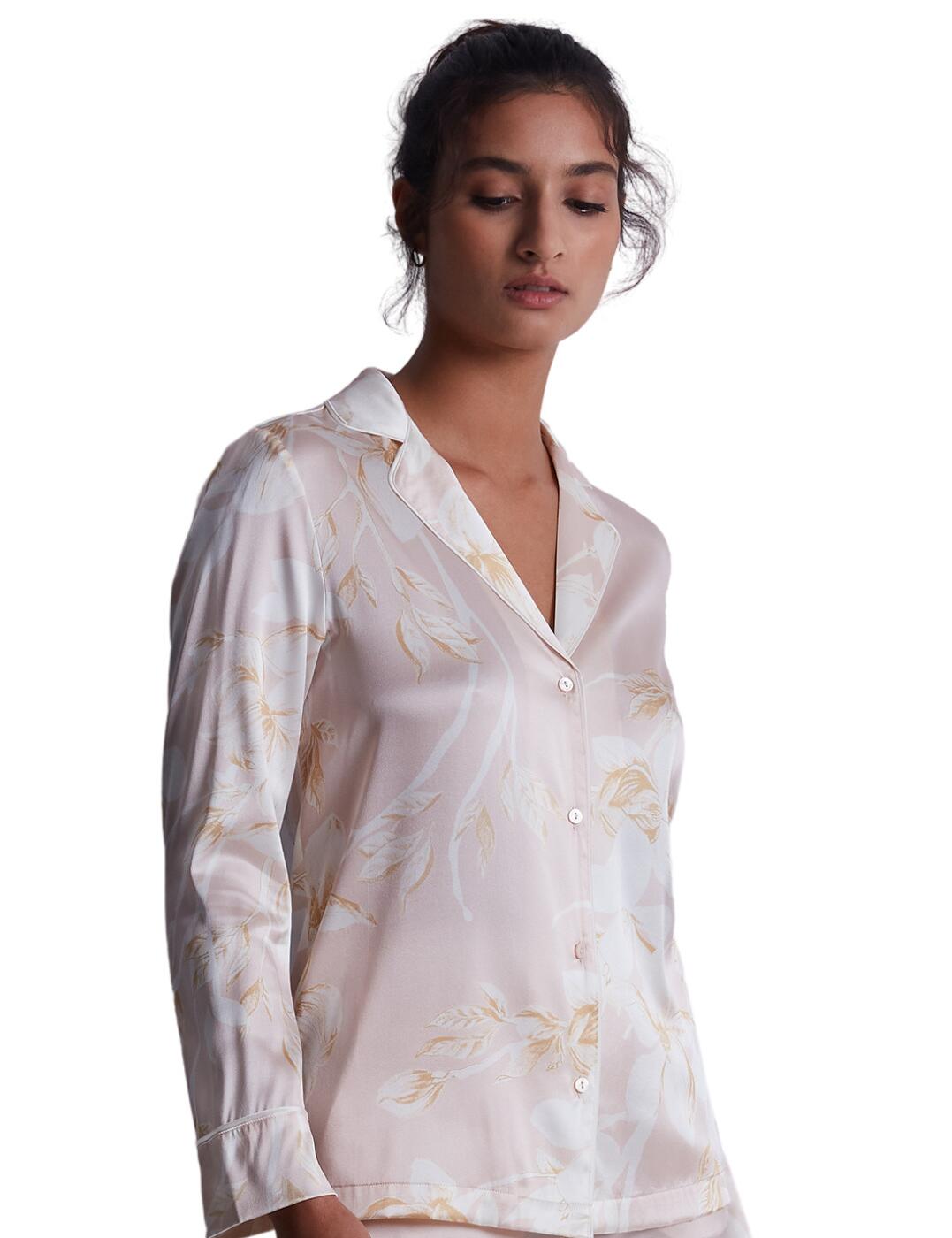 Embrace comfort with Aubade's Silk by Night range. Envelop yourself in this luxurious silk blouse for a comfort-ensured slumber. Featuring long sleeves and a collared V-neckline in a timeless fitted cut which will flatter your curves. Button up whichever way you choose, all the way to the top or perhaps slightly open and teasing. Match this soft pyjama top with available items in the Silk by Night collection to complete this chic loungewear set.  Luxurious Silk blouse Long sleeves Collared V-neckline Button fastening Fitted cut Matching coordinates available Country of origin: China Composition: 92% Silk &pipe; 8% Elastane Listed in UK size  59615-104350-1366598 RT44 Pyjama Set