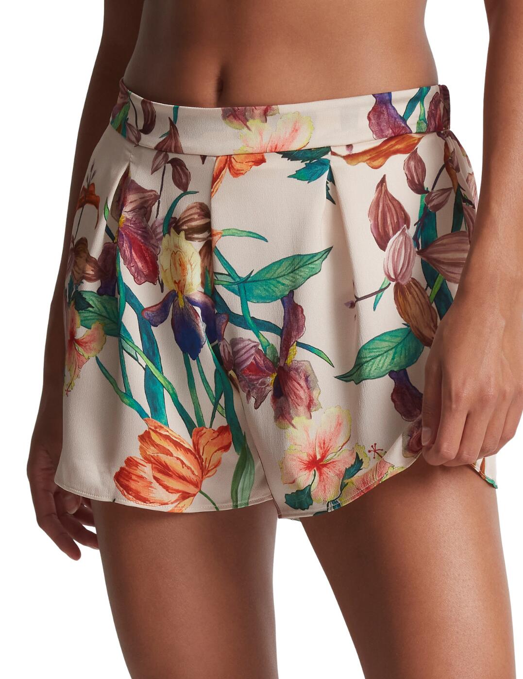 Stay cool and classic in Aubade's Sweetfolk collection. Upgrade your sleepwear with these luxurious high-waisted shorts with a chic boho-inspired style. Featuring a modern shape with full rear coverage to create a flattering shape on your body and a comfortable fit. The elasticated waistband aims to keep a snug fit night after night and the loose fit will help keep you comfortable while you sleep. Pair with coordinating items available in the Sweetfolk range for an elegant, premium set of nightwear.  Luxurious high-waisted shorts Modern shape Full rear coverage Elasticated waistband Flattering loose fitting Matching coordinates available Country of origin: Madagascar Composition: 100% Polyester Listed in UK size  59625-104360-1366641 RP61 Shorts