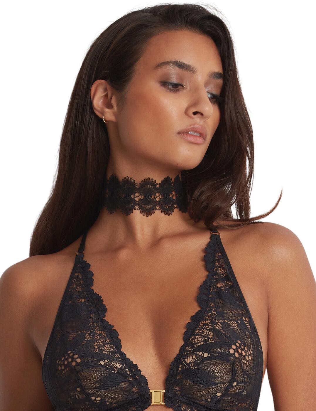 Complete the Flowermania look with this cheeky choker from Aubade. This harness will add an extra sexy touch to your lingerie look with an all-over guipure flower design. It has feminine lace trims along the edges, drawing attention to your neckline. Complete the matching look with the other items that are also available.  Choker included only Adds a cheeky touch All-over guipure flower design Feminine lace trims Matching lingerie is also available Country of origin: Tunisia Composition: Embroidery 100% Polyester One size  59671-104412-1367751 LA93 Harness