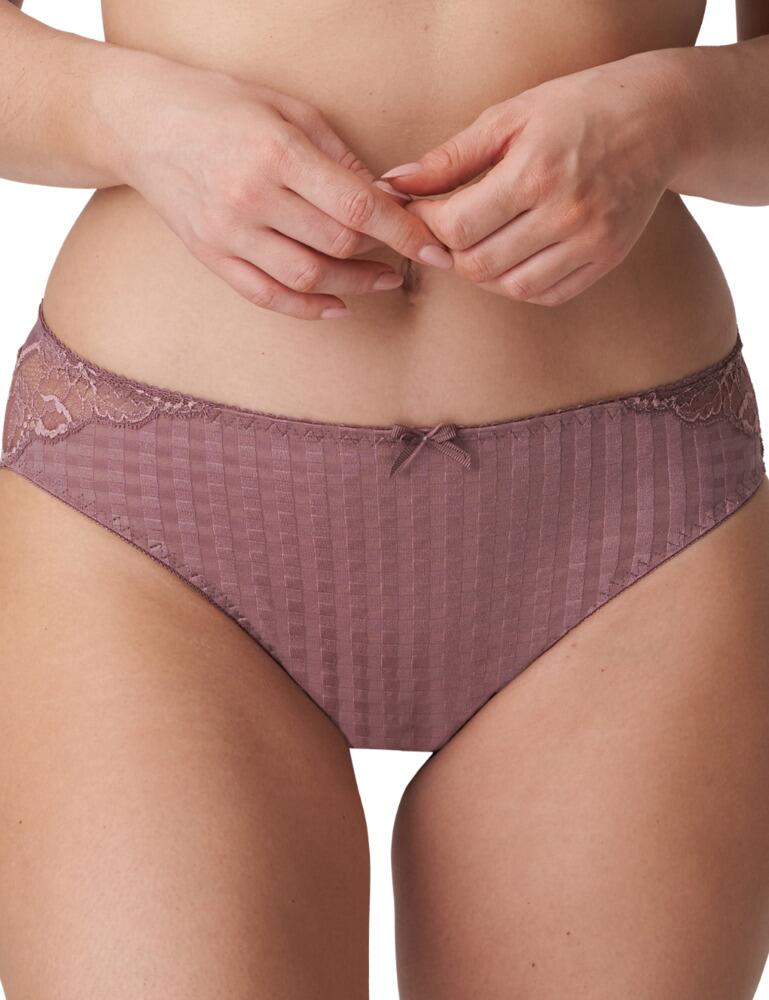 A delicate and feminine design adorns this classic style brief from the Madison range at Prima Donna. A brilliant everyday brief, it offers full rear coverage made from a soft comfy fabric, with leg edges a semi-sheer lace for a touch of skin. The front features the high leg cut for a stunning silhouette, and lace sides for added femininity. The front is designed with a check pattern for a unique look.