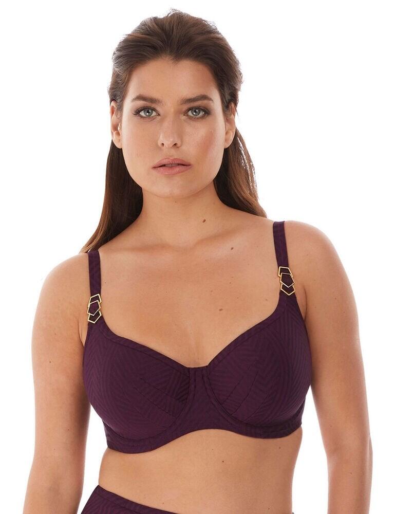 Enhance your silhouette with this Long Island collection bikini top by Fantasie. The flawlessly vivid chevron pattern encloses the bikini, with gold geometric trim at the front of each strap for added detail and a contrasting pop. The balcony cups are lightly padded and darted with a soft touch fabric, providing you with comfort and a smooth shape. The straps are fully adjustable for added support and finished with a plastic clasp on the rear. Match with a pair of coordinating briefs to complete the look!  Elegant chevron pattern Balcony cups Lightly padded and darted cups Fully adjustable straps Plastic clasp on rear Gold geometric trim Composition:- 85% Nylon/Polyamide &pipe; 9% Elastane &pipe; 6% Polyester Listed in UK sizes  47164-86199-1155233 6901 Balcony Bikini Top