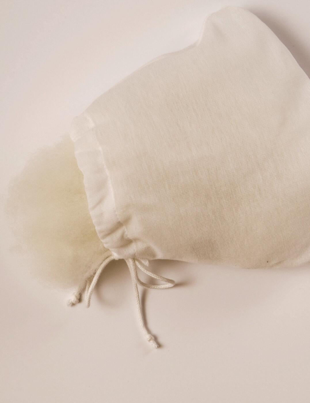 Medical fleece is a great way to fill lightweight and textile breast forms and allows you to adjust the volume to suit you individually.  Medical fleece Washable at 40°C Sent in a drawstring bag Composition: Polyester One size  52364-94207-1233755 1057XI Filling Material