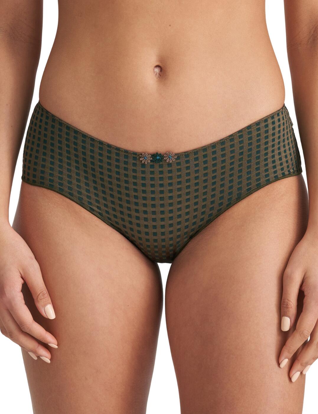 The Avero range by Marie Jo is a classic favourite that brings must-have lingerie pieces. This short brief features an all-over checked print with mini embroidered flowers at the waistband which matches the other pieces from the range allowing you to create a fully coordinated stylish look. It has a low rise waist and provides medium rear coverage.  Shorty brief All over checked print Mini embroidered flowers at the waistband Low rise waist and medium rear coverage Matching items available Country of origin: China/Longnam - Tunisia Composition: 79% Polyamide &pipe; 17% Elastane &pipe; 4% Cotton Listed in UK sizes  55700-99182-1285186 0500416  Short Brief