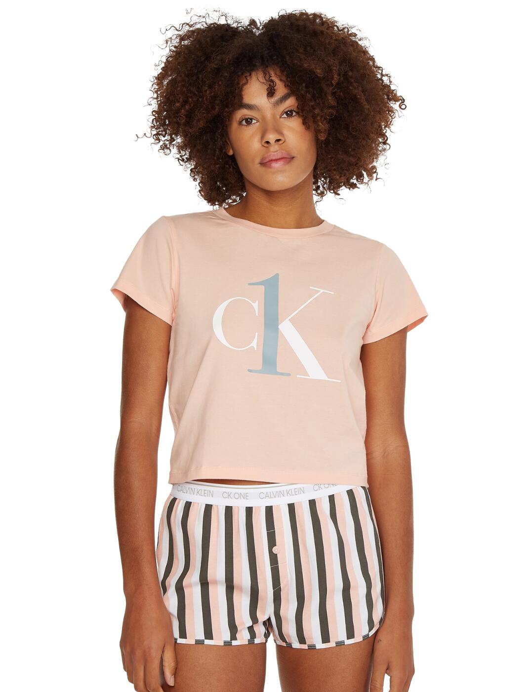 The CK One sleepwear collection boasts bold designer style in premium quality fabrics for the perfect night's sleep. This pyjama set offers a cute casual short and t-shirt set with a statement CK One print for an eye-catching designer look. The shorts flaunt an iconic branded waistband and combined with a signature tape inside the neckline for a recognisably Calvin Klein athleisure style. The casual cool look is complete with a sporty crew neckline and short-sleeved design. The super-soft stretch jersey fabric and elasticated waist will allow for the utmost comfort. Matching CK One bag included for the complete designer set.  CK One logo print Shorts and t-shirt set CK One branded bag Calvin Klein branded waistband Crew neckline and short sleeve design Super soft fabric Composition: 96% Cotton &pipe; 4% Elastane Listed in UK sizes  49430-89537-1187451 QS6443E Shorts Pyjama Set