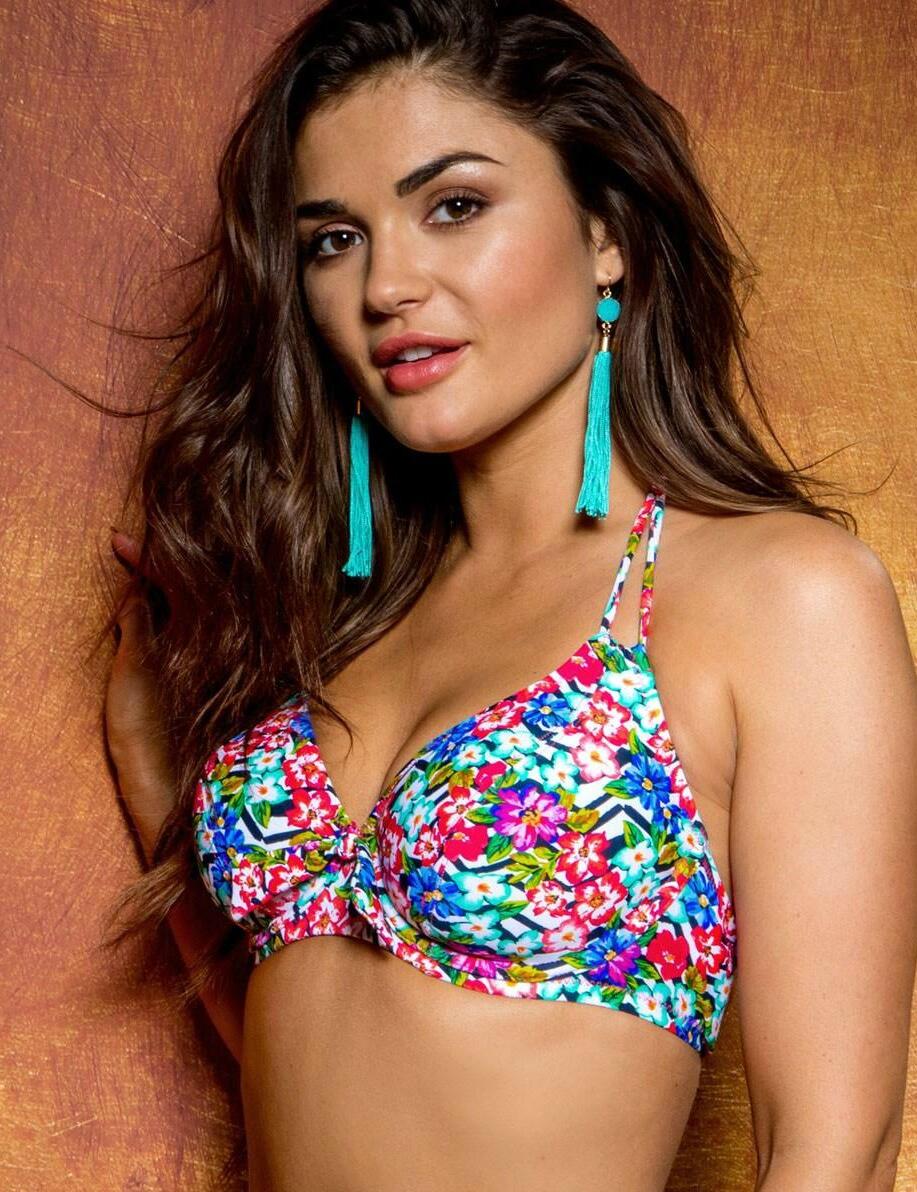 Enter Wonderland in this fabulous range by Pour Moi. The popular triangle shape bikini with hidden underwire gives a comfortable and contemporary fit, this classic collection will ensure all eyes are on you at the beach or poolside! This hidden underwired triangle top gives you the support while being non padded for a natural look. With double halterneck straps so you can adjust easily, finished with pretty bow detail to the front.  Chic and sexy, feminine design Sophisticated styling and shaping Hidden Underwire for support and uplift Popular triangle style Non padded for additional comfort and shaping Halterneck style bikini top Secures at the rear with plastic clasp Composition: 80% Polyamide &pipe; 20% Elastane Listed in UK sizes  35826-65845-885559 35009 Underwired Halterneck Bikini Top